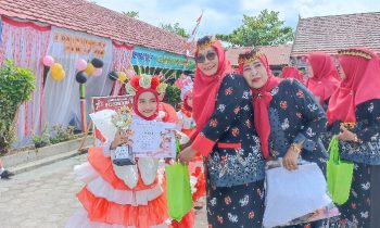 Kepala SDN 2 Ketapang, Nuraida Handayani menyerahkan penghargaan lomba HUT ke 78 RI kepada siswa Juara I Fashion Show, Senin 28 Agustus 2023
