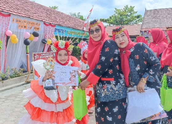 Kepala SDN 2 Ketapang, Nuraida Handayani menyerahkan penghargaan lomba HUT ke 78 RI kepada siswa Juara I Fashion Show, Senin 28 Agustus 2023