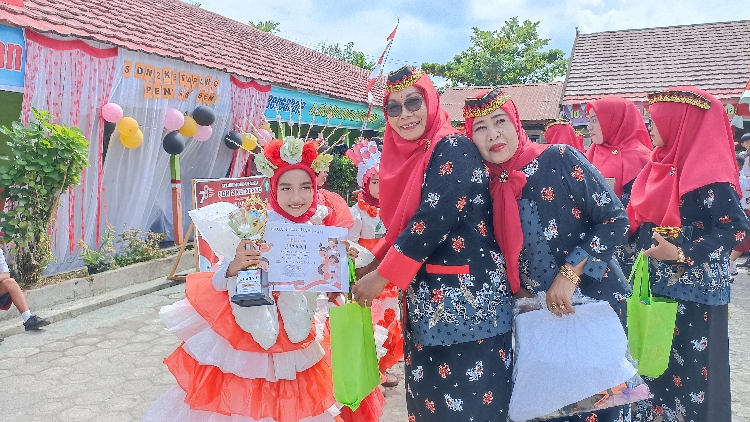 SDN 2 Ketapang Berikan Penghargaan kepada Siswa pada Penutupan Peringatan HUT Ke-78 RI