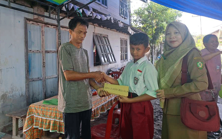 SDN 3 Kota Besi Hilir Serahkan Bantuan Korban Kebakaran
