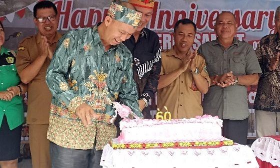 Kepala SMPN 2 Sampit Abdurrahman baju batik hijau memotong kue ulang tahun HUT ke 60 SMPN 2 Sampit, Jalan A. Yani, Selasa, 22 Agustus 2023.