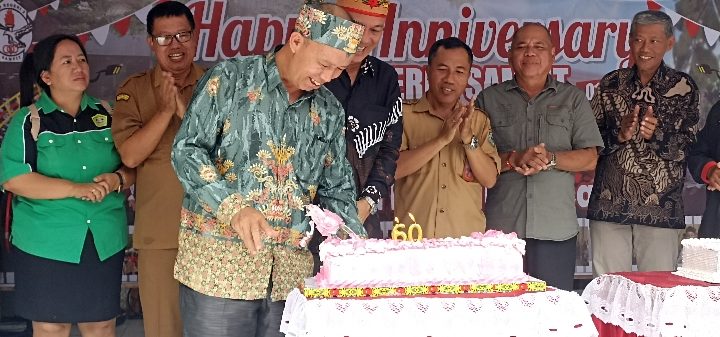 Kepala SMPN 2 Sampit Abdurrahman baju batik hijau memotong kue ulang tahun HUT ke 60 SMPN 2 Sampit, Jalan A. Yani, Selasa, 22 Agustus 2023.