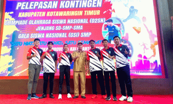 Kepala SMPN 2 Sampit, Abdurrahman tengah bersama siswa siswinya yang akan mewakili Kotim di O2SN dan Gala Siswa Kalteng, Senin, 7 Agustus 2023.