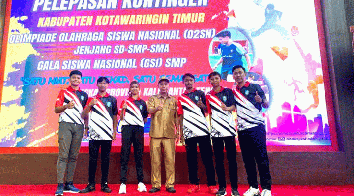 Kepala SMPN 2 Sampit, Abdurrahman tengah bersama siswa siswinya yang akan mewakili Kotim di O2SN dan Gala Siswa Kalteng, Senin, 7 Agustus 2023.