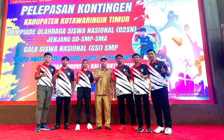 Dua Siswa SMPN 2 Sampit Dapat Bonus dari Bupati Kotim