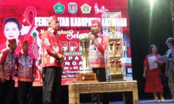 Ketua DPRD Katingan Hilir menyerahkan piala bergilir bupati kepada ketua panitia, Andrei Nhatanaeldalam pembukaan, Minggu, 27 Agustus 2023