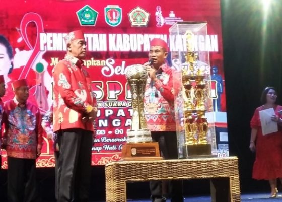 Ketua DPRD Katingan Hilir menyerahkan piala bergilir bupati kepada ketua panitia, Andrei Nhatanaeldalam pembukaan, Minggu, 27 Agustus 2023