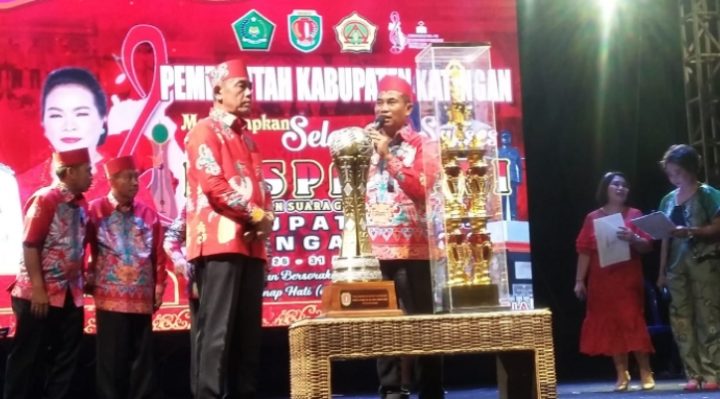 Ketua DPRD Katingan Hilir menyerahkan piala bergilir bupati kepada ketua panitia, Andrei Nhatanaeldalam pembukaan, Minggu, 27 Agustus 2023