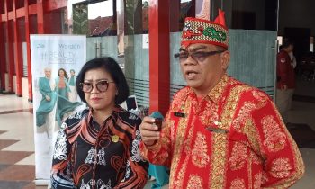 Ketua DPRD Kotim, Rinie Anderson kiri dan Asisten I Setda Kotim, Rihel usai menghadiri graduasi LPP Quantum vokasi 1 tahun, Kamis, 24 Agustus 2023.