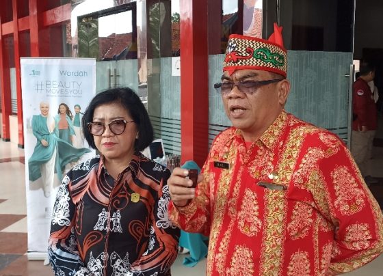 Ketua DPRD Kotim, Rinie Anderson kiri dan Asisten I Setda Kotim, Rihel usai menghadiri graduasi LPP Quantum vokasi 1 tahun, Kamis, 24 Agustus 2023.