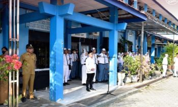 Ketua KPU Kotim Muhammad Rifqi menjadi pembina upacara dan berpesan agar turut menyukseskan Pemilu 2024 di SMAN 1 Sampit, Senin 28 Agustus 2024m