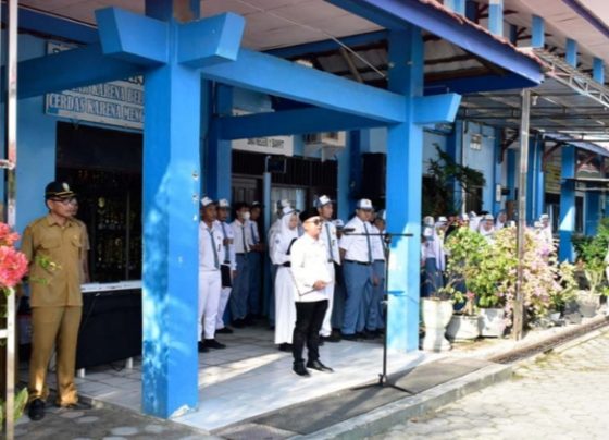 Ketua KPU Kotim Muhammad Rifqi menjadi pembina upacara dan berpesan agar turut menyukseskan Pemilu 2024 di SMAN 1 Sampit, Senin 28 Agustus 2024m