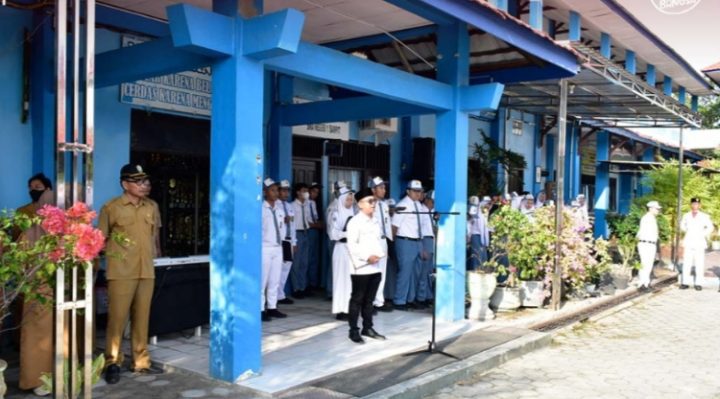 Ketua KPU Kotim Muhammad Rifqi menjadi pembina upacara dan berpesan agar turut menyukseskan Pemilu 2024 di SMAN 1 Sampit, Senin 28 Agustus 2024m