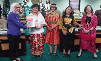 Ketua LPDN Nyelong Inga Simon menyerahkan buku Perempuan Dayak untuk Indonesia kepada Deputi Bidang Pengkaijan Strategik Lemhanas Reni Mayerni saat FGD, Kamis, 31 Agustus 2023.
