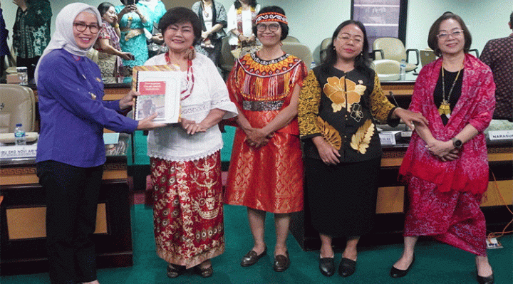 Ketua LPDN Nyelong Inga Simon menyerahkan buku Perempuan Dayak untuk Indonesia kepada Deputi Bidang Pengkaijan Strategik Lemhanas Reni Mayerni saat FGD, Kamis, 31 Agustus 2023.