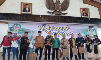 Ketua Panitia Reuni Akbar SMA Muhammadiyah Sampit Agus Mulyadi saat foto bersama.