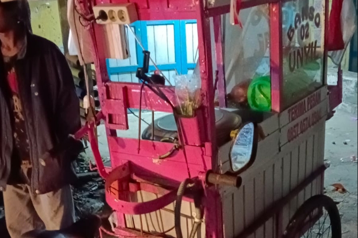 Tabrak Gerobak Bakso, Kuah Panas Tumpah ke Badan Pengendara Mabuk