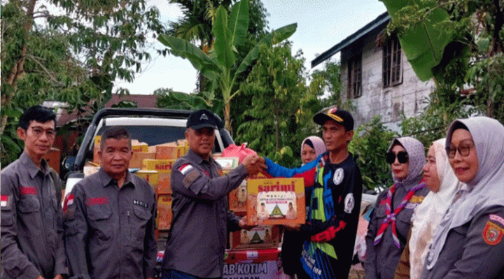 Kwarcab Kotim menyerahkan bantuan kepada korban kebakaran di Kecamatan Kota Besi, Senin, 28 Agustus 2023.