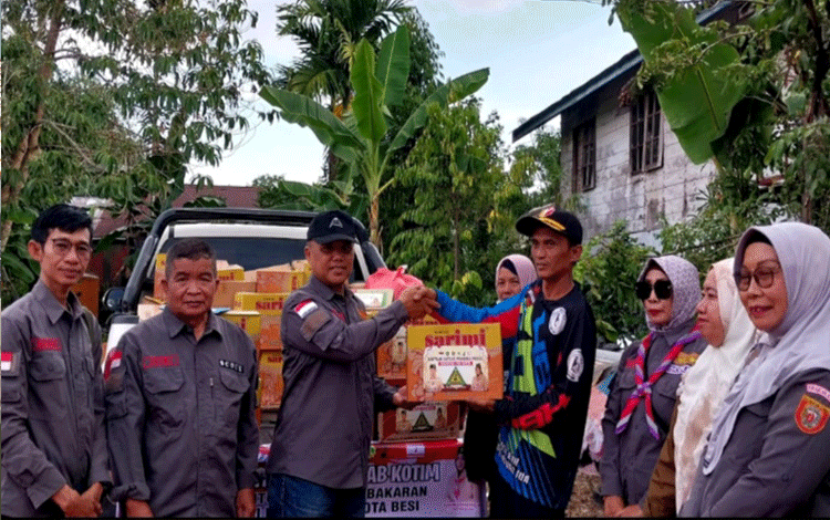 Kwarcab Kotim Serahkan Bantuan kepada Korban Kebakaran di Kecamatan Kota Besi