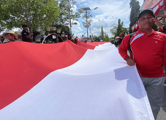 Masyarakat Teluk Sampit mengibarkan bendera merah putih sepanjang 78 meter sehingga membuat jalan kota yang dilalui seperti lautan merah putih.