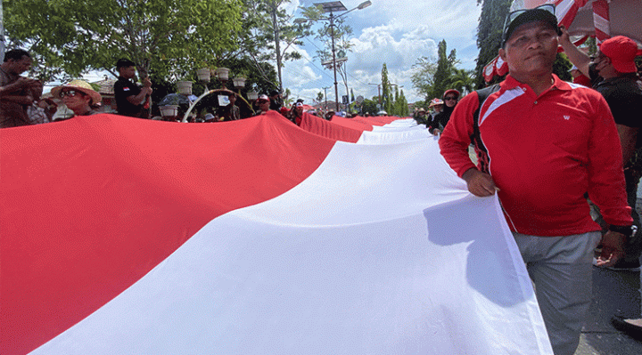 Masyarakat Teluk Sampit mengibarkan bendera merah putih sepanjang 78 meter sehingga membuat jalan kota yang dilalui seperti lautan merah putih.