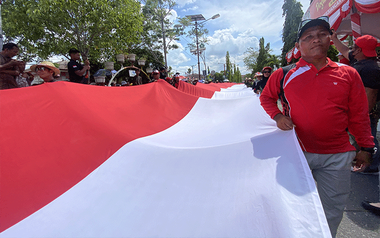 Bentangkan Bendera 78 Meter, Teluk Sampit Dapat Bonus dari Halikinnor