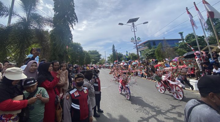 Masyarakat penuhi ruas jalan yang dilintasi peserta Pawai Pembangunan di sampit, Sabtu, 19 Agustus 2023.