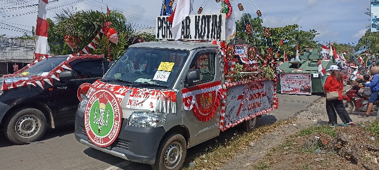 PGRI Kotim Ramaikan Pawai Pembangunan HUT Kemerdekaan