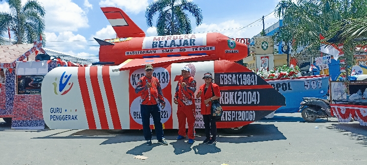 Mobil Pawai Disdik Kotim Gambarkan Sejarah Perubahan Kurikulum di Indonesia