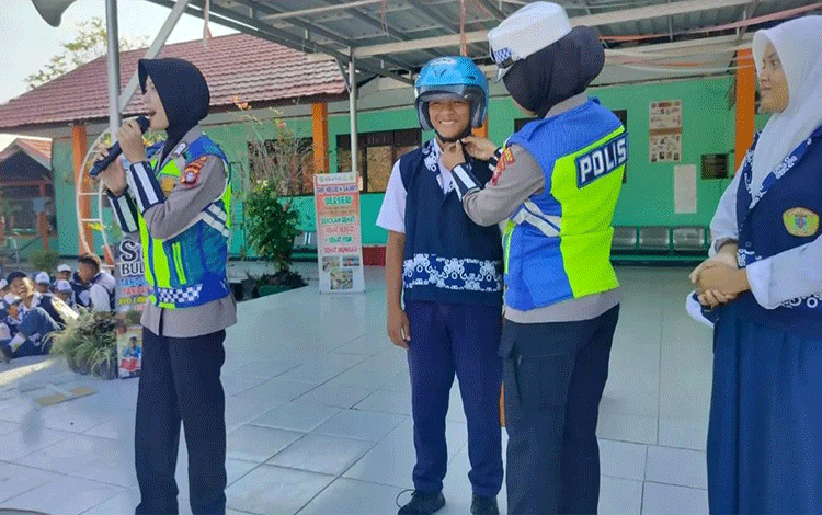 Satlantas Polres Kotim Ajak Siswa di SMPN 4 Sampit Tertib Berlalu Lintas