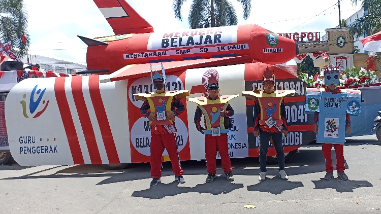Disdik Kotim Promosikan Platform Merdeka Mengajar pada Pawai Pembangunan HUT Ke-78 RI