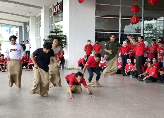 Para pegawai dan staf Citimall Sampit saat lomba balap karung, Kamis, 17 Agustus 2023.