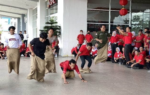 Para pegawai dan staf Citimall Sampit saat lomba balap karung, Kamis, 17 Agustus 2023.