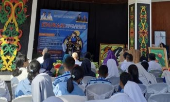 Para pelajar dengan seksama mengikuti kegiatan edukasi wisata museum di Museum Kayu Sampit, Rabu, 30 Agustus 2023.