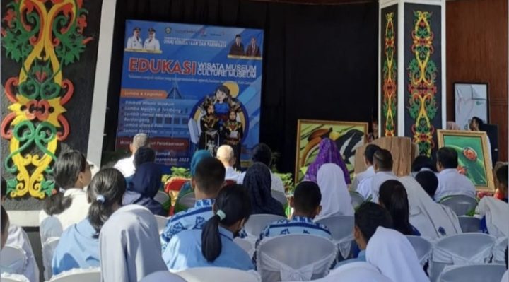 Para pelajar dengan seksama mengikuti kegiatan edukasi wisata museum di Museum Kayu Sampit, Rabu, 30 Agustus 2023.