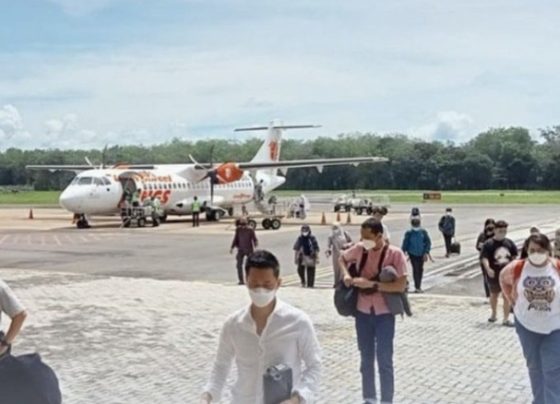 Para penumpang pesawat saat turun di Bandara H Asan Sampit, beberapa waktu lalu.