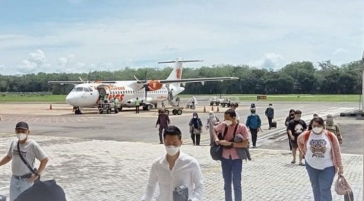 Para penumpang pesawat saat turun di Bandara H Asan Sampit, beberapa waktu lalu.