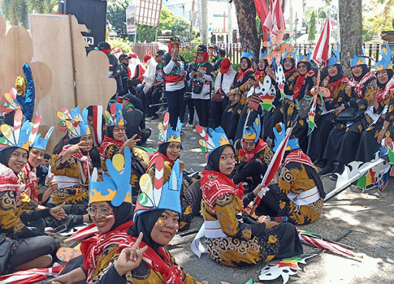 Para peserta pawai pembangunan HUT Kemerdekaan dari SMPN 4 Sampit, Sabtu, 19 Agustus 2023.