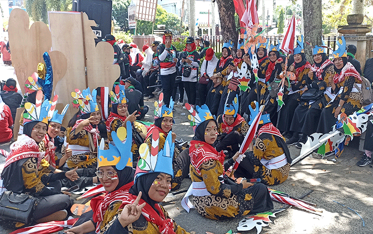 SMPN 4 Sampit Antusias Ikuti Pawai Pembangunan HUT Kemerdekaan RI