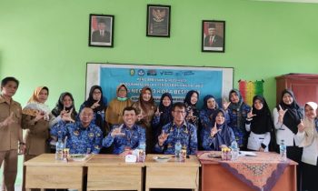 Para peserta sekolah imbas berfoto bersama dengan perwakilan Disdik Kotim di SDN 3 Kota Besi Hilir, 17 Juli 2023.