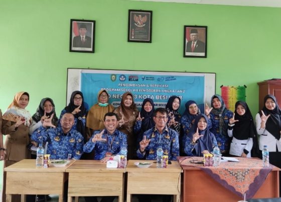 Para peserta sekolah imbas berfoto bersama dengan perwakilan Disdik Kotim di SDN 3 Kota Besi Hilir, 17 Juli 2023.