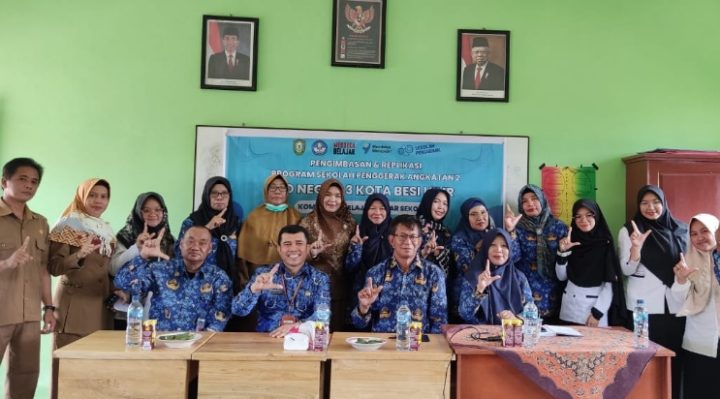 Para peserta sekolah imbas berfoto bersama dengan perwakilan Disdik Kotim di SDN 3 Kota Besi Hilir, 17 Juli 2023.