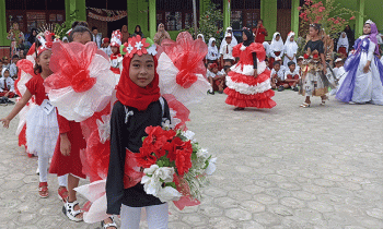 Parade fashion show siswa pada penutupan peringatan HUT ke 78 RI di SDN 2 Ketapang, Sampit, Senin, 28 Agustus 2023.