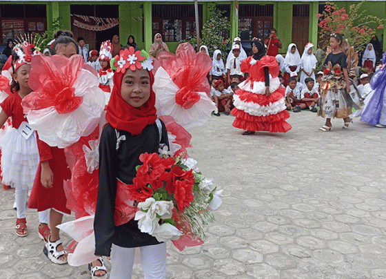 Parade fashion show siswa pada penutupan peringatan HUT ke 78 RI di SDN 2 Ketapang, Sampit, Senin, 28 Agustus 2023.