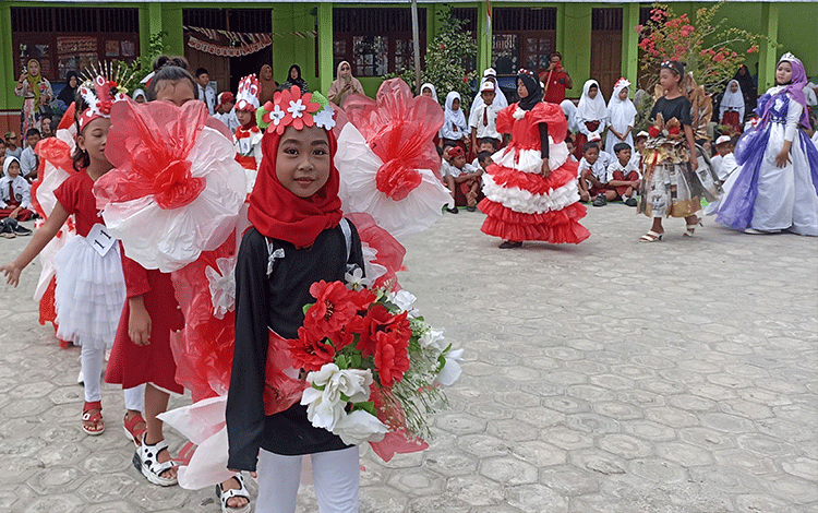 Parade Fashion Show Siswa SDN 2 Ketapang Meriahkan Penutupan Peringatan HUT ke-78 RI