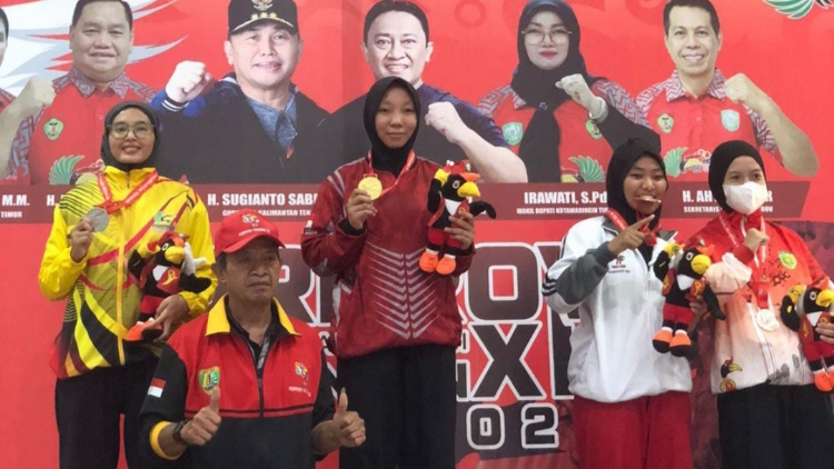 Pelatih Ekskul Pencak Silat SDN 4 Ketapang Raih Medali Emas Porprov Kalteng 2023