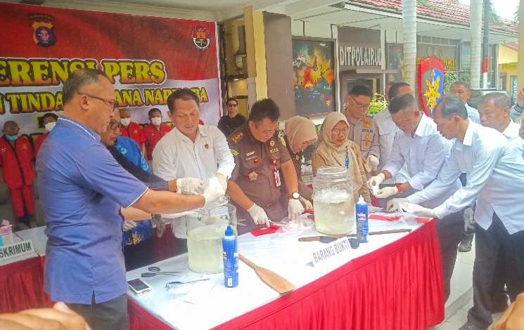Polda Kalteng Tangkap Seorang Pria Simpan Senpi Rakitan dan Edarkan Sabu