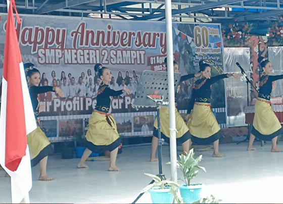 Penampilan tarian daerah siswa SMPN 2 Sampit sebagai hasil pembelajaran P5 pada HUT ke 60, Selasa, 22 Agustus 2023