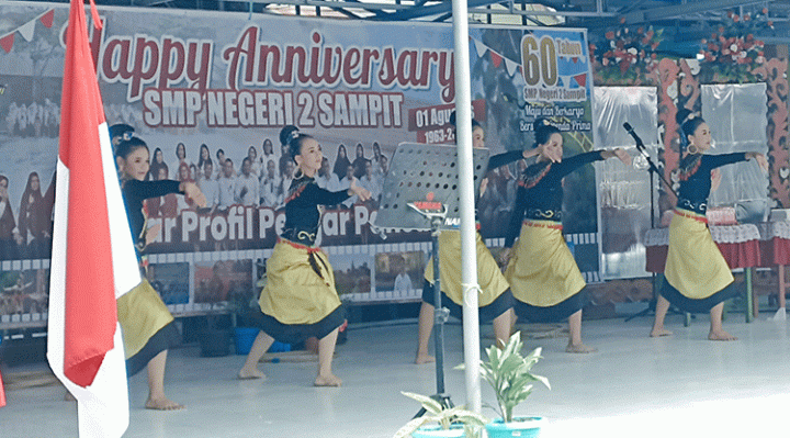 Penampilan tarian daerah siswa SMPN 2 Sampit sebagai hasil pembelajaran P5 pada HUT ke 60, Selasa, 22 Agustus 2023