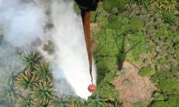 Pengerahan helikopter water bombing di Kecamatan Mentawa Baru Ketapang, Kotim, Jumat 18 Agustus 2023.